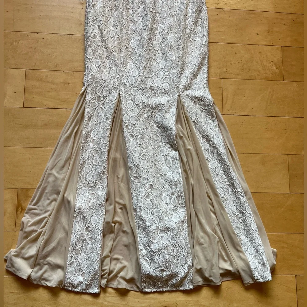 CATCHET IVORY LACE EVENING GOWN, Pearl, Lined, Mermaid, Formal, Metallic, size 4